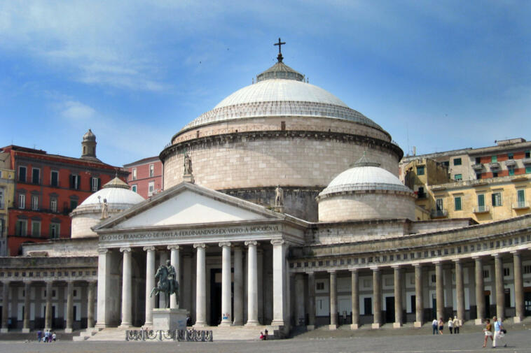 la basilica reale pontificia di San Francesco di Paola in Piazza del Plebiscito a Napoli