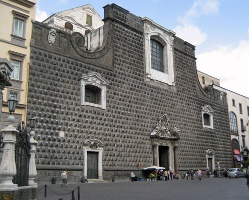 La facciata della chiesa del Gesù Nuovo a Napoli
