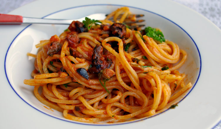 spaghetti alla puttanesca alla napoletana