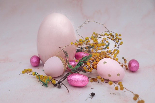 uova di cioccolato pasquali decorate a mano