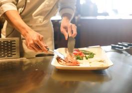 chef napoletano in cucina