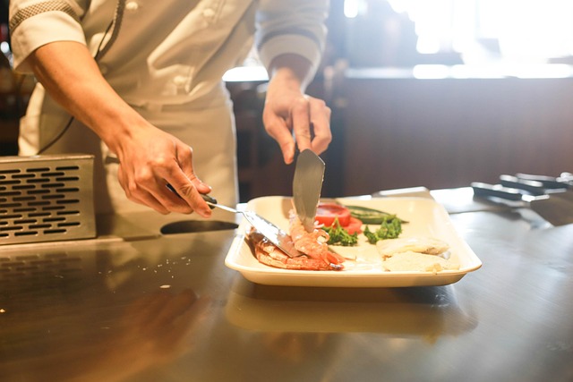 chef napoletano in cucina