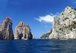 film Parthenope Napoli Faraglioni